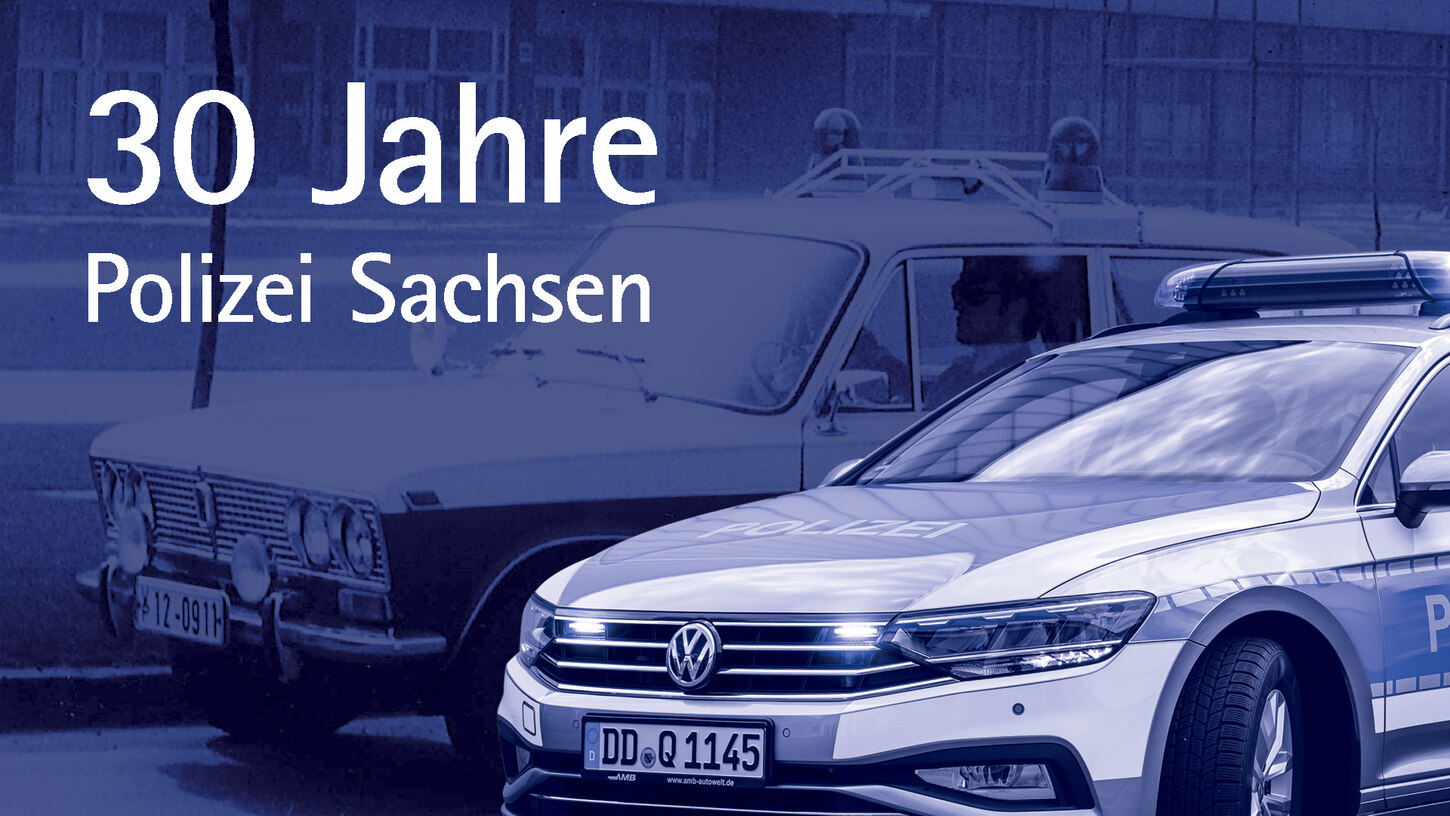 Die Bildcollage zeigt blau eingefärbt einen modernen, aktuellen Streifenwagen der Polizei Sachsen. In ihm spiegeln sich die Wolken des Himmels. Im Hintergrund ist ein altes Polizeiauto zu sehen.