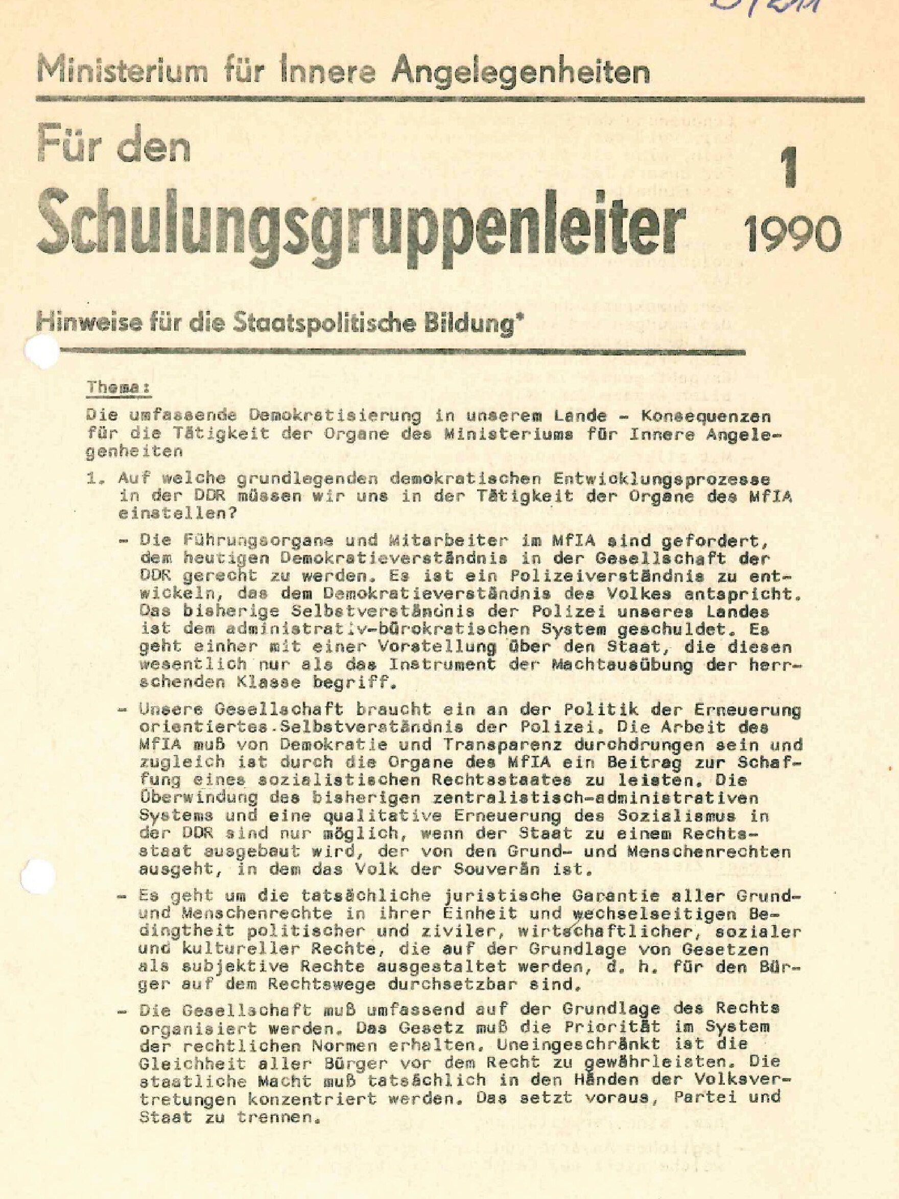 Das historische Dokument »Für den Schulungsgruppenleiter« gibt »Hinweise für die Staatspolitische Bildung*«. Unter anderem: »Es ist ein Polizeiverständnis zu entwickeln, das dem Demokratieverständnis des Volkes entspricht.«