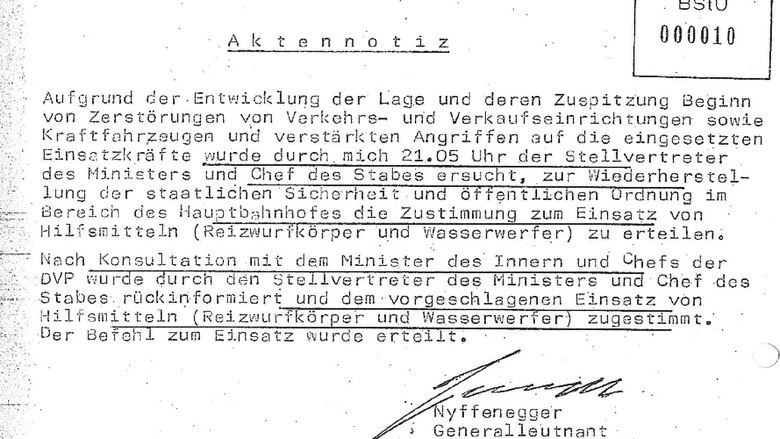In der Aktennotiz von Generalleutnant Nyffenegger wird beschrieben, wie nach Zustimmung zum Einsatz von »Hilfsmitteln (Reizwurfkörper und Wasserwerfer)« ersucht wurde. Diesem wurde zugestimmt. »Der Befehl zum Einsatz wurde erteilt.«