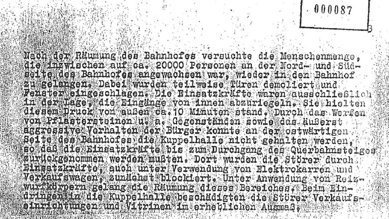 Auf einem schlecht lesbaren Dokument wird beschrieben, wie eine Menge von etwa 2.000 Personen versucht, „wieder in den Bahnhof zu gelangen“. Die Einsatzkräfte „hielten diesem Druck von außen ca. 10 Minuten stand.“ Es werden Schäden beschrieben.