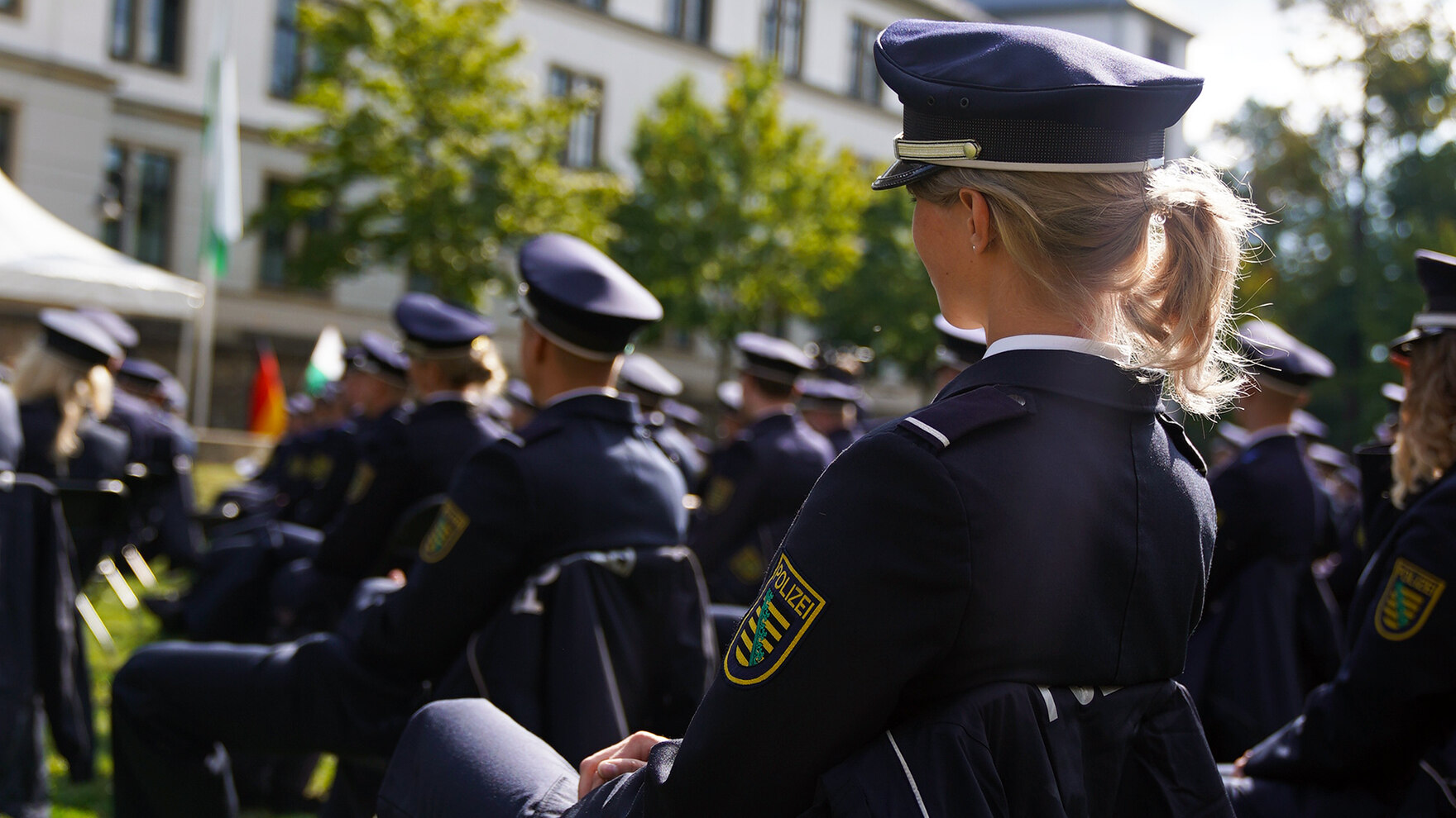 Eine Polizistin in Uniform bei der feierlichen Ernennung.