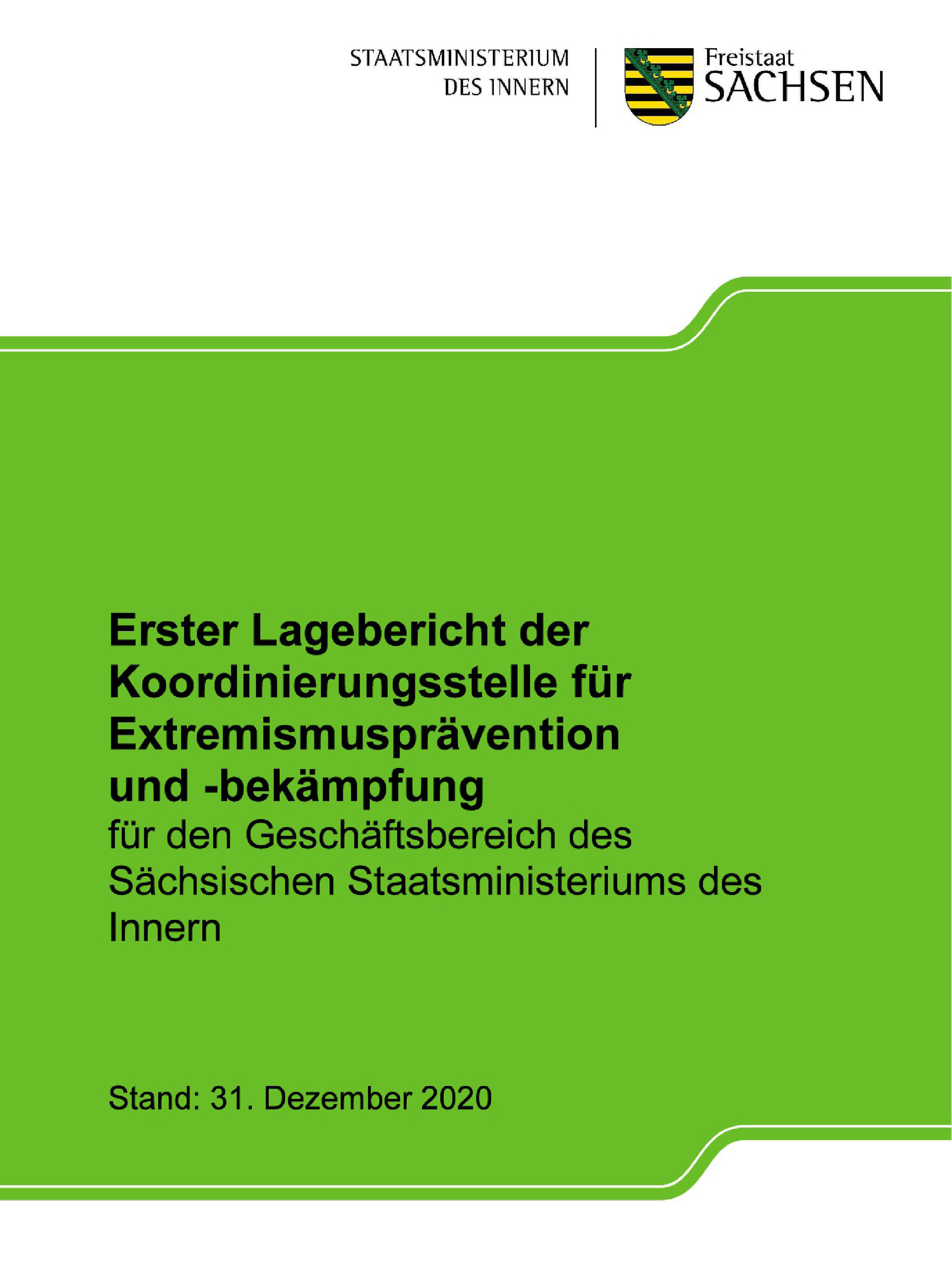 Das Bild zeigt das Deckblatt eines 32-seitigen Dokuments. Auf einer grünen Fläche steht unter dem Wappen des Freistaats: »Erster Lagebericht der Koordinierungsstelle für Extremismusprävention und -bekämpfung …« mit Stand 31. Dezember 2020.