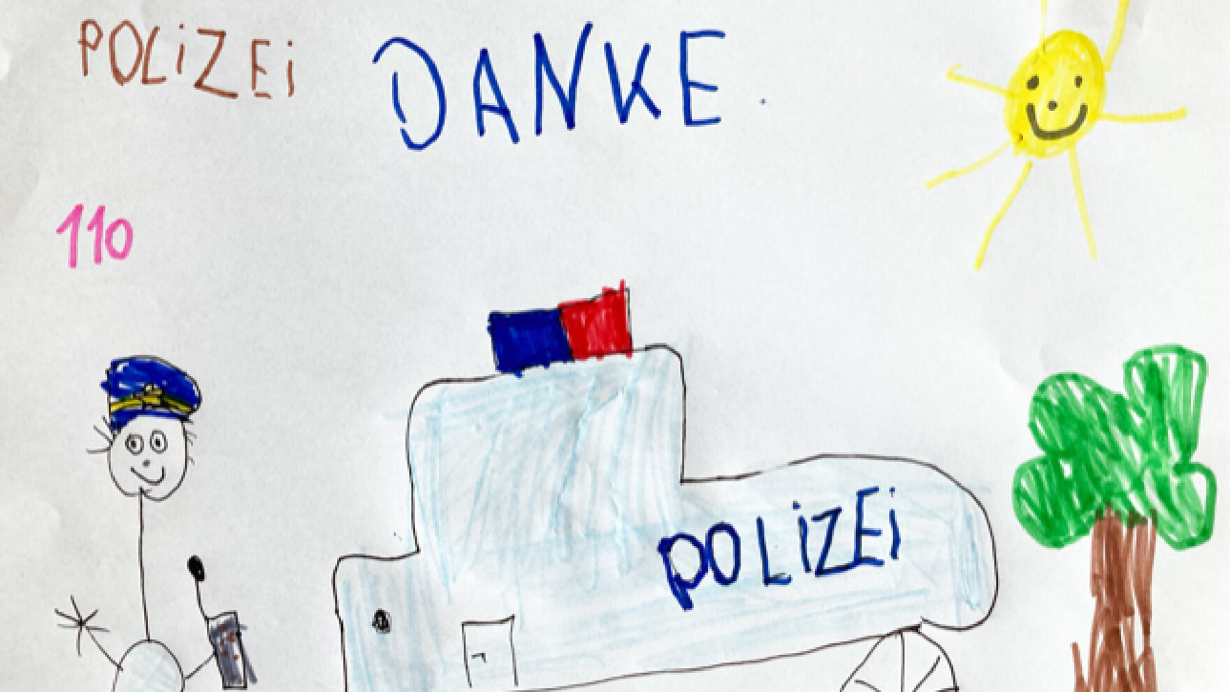 Eine Kinderzeichnung zeigt in der Mitte ein Polizeiauto mit Blaulicht, daneben ein lächelndes Strichmännchen mit Polizeimütze. Eine lachende Sonne scheint, geschrieben steht in unterschiedlichen Farben: »POLIZEI«, »110«, »DANKE«.