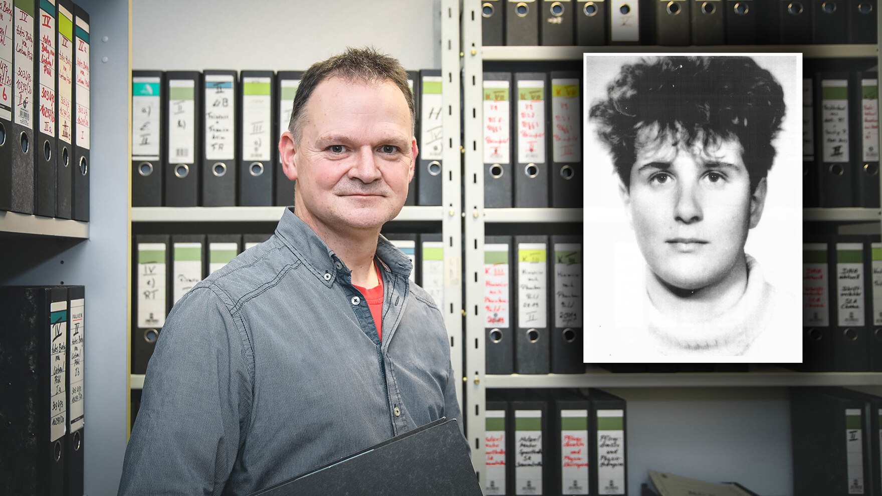 Ermittler Enrico Petzold steht in einem grauen Hemd vor einem Regal voller Aktenordner. Das Bild von Heike Wunderlich ist rechts neben ihm eingeblendet. Die Frau hat dunkle, kurze, lockige Haare und einen hellen Pullover an. 