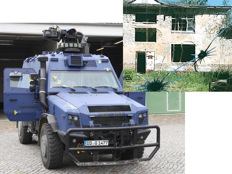 Das gepanzerte, blaue Fahrzeug »Survivor R« steht vor einer Garage. Rechts daneben ist ein Foto aus dem Einsatzfahrzeug mit Blick auf ein heruntergekommenes Gebäude, in der Fahrzeugscheibe sind durch Schüsse Beschädigungen entstanden.