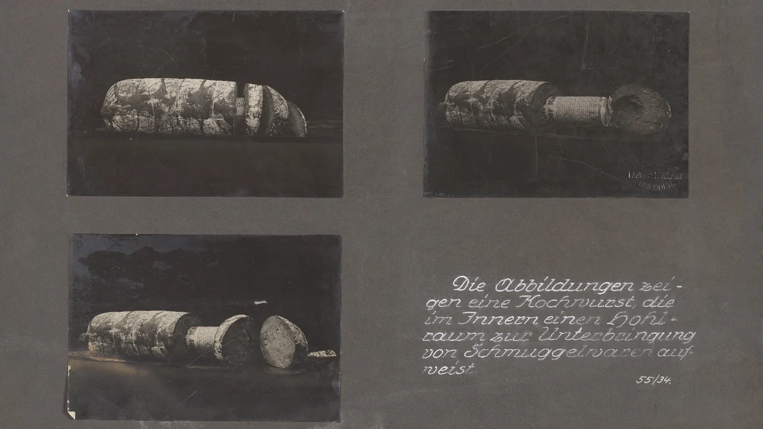 Drei Fotos zeigen eine Kochwurst, die an mehreren Stellen durchgeschnitten wurde. So wird die darin untergebrachte Schmuggelware sichtbar. Auf der Lehrtafel ist auch eine Beschriftung angebracht.