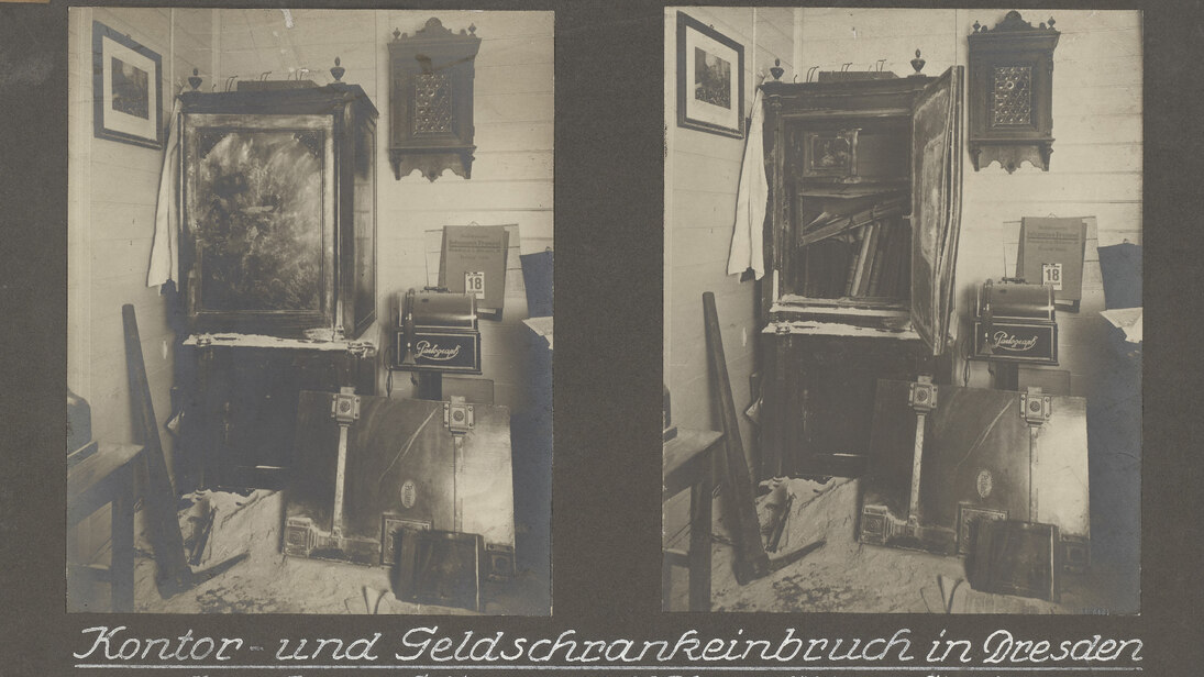 Zwei historische Schwarz-Weiß-Fotos zeigen einen aufgebrochenen Geldschrank in geöffnetem und ungeöffnetem Zustand. Darunter ist eine Ausstellungs-Beschriftung.